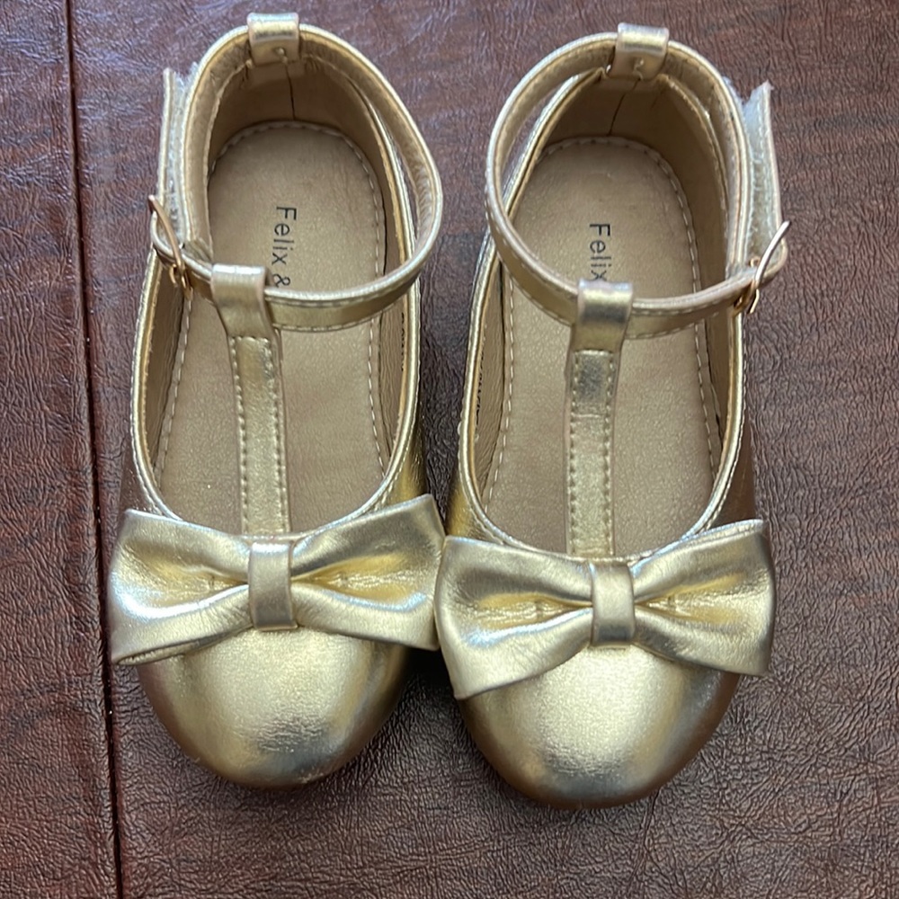 Gold toddler girl dress shoe